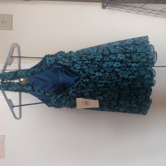 Pleated Floral dress (New) - Picture 2 of 4